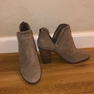 Vince Camuto Fileana Taupe Suede Booties Sz 7.5